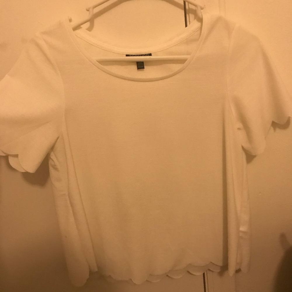 TOPSHOP - SMALL white scalloped tee